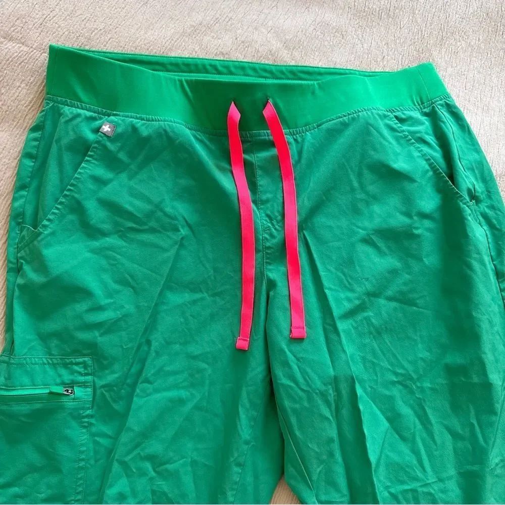 FIGS Women’s Scrub set - Picture 8 of 13